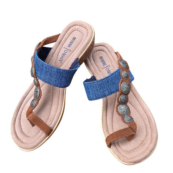 NEW Minnetonka Leather & Denim Wedge Slip-On Toe Ring Sandals 7 Concho Coins - Picture 1 of 8